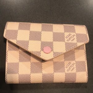 Louis Vuitton vicotorine wallet